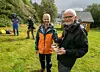 Thor Brandt (til høyre) går snart av med pensjon og han har i løpet av sin tid hatt tett kontakt med både frivillige og kommunene i Ytre Namdal. Frode Setran, som er en av ildsjelene som har jobbet for realisering av turstien til Galtneset takket Brandt for godt samarbeid gjennom mange år.