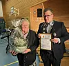 Prisvinneren Raghnild Johanne Reppen sammen med ordfører Svein Pettersen.