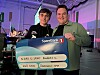 Arne Martin Drag fra Sparebank1 SMN overleverte sjekken til Ludvig Finne i Njord E-sport.