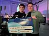 Arne Martin Drag fra Sparebank1 SMN overleverte sjekken til Ludvig Finne i Njord E-sport.