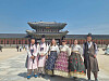Val-delegasjonen ikledd koreanske nasjonaldrakter foran Gyeongbokgung Palace.