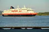 Hurtigruten leverer et betydelig bedre resultat i 2025. Her er Richard With utenfor Rørvik Havn.
