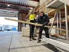 Lagermedarbeider Gaute Sellevoll hjelper Arve Eide med handelen.