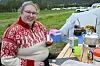 Irene pakket bilen og dro på campingtur til Landsskytterstevnet. Her viser hun fram begeret hun vant.