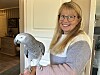 Sigrid-Heidi Holand med papegøyen Jaco.