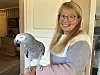 Sigrid-Heidi Holand med papegøyen Jaco.