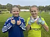Vilde Wika Haugerøy (til høyre) og. Klara Hemistad Olsen spiller på Nærøy.