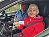 Sonja og Dieter Giessler fra Årfora viser her frem det fysiske kortet, man kan bruke istedenfor QR-kode og app