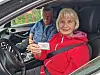 Sonja og Dieter Giessler fra Årfora viser her frem det fysiske kortet, man kan bruke istedenfor QR-kode og app