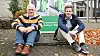 Harald Strand (til venstre) og Ådne Espeland i Green Cleaner sitter på ei sammensydd kunstgrasmatte. Én av ideene de har til gjenbruk av brukt kunstgress.