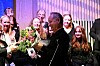 Dan Ramstad smilte bredt idet han fikk overrakt blomster fra koret han har ledet siden oppstarten i 1995.