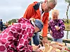 Jenny og Mia Muskom koste seg med båtbygging og fikk litt hjelp fra bestefar Jens Kristian Hunnestad.