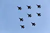 Ser du opp i morgen fredag kan du få et glimt av F-35 flyene som danner en julestjerne.