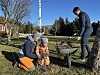 Luis Albornoz Dolmen deltok for første gang på dugnad. Her rydder han plenen for kvister sammen med mamma Lise lotte Dolmen og Rasmus Dolmen