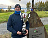 Fredrik Ramfjord fikk med seg pokalen hjem i en stor golftunering på Stiklestad.
