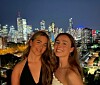 Sanna Olsen (til venstre), fra Rørvik har tilbrakt flere måneder i Brisbane, og beskriver livet der som en spennende forandring fra hverdagen hjemme i Norge.