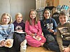 Fra høyre: Kristian Dolmen Jakobsen, Karleen Brandsvikhaug, Hanna Ramstad, Mathilde Johanne Hammernes Øren og Synne Lande storkoste seg under første øvelse med barnekoret.