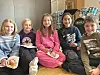 Fra høyre: Kristian Dolmen Jakobsen, Karleen Brandsvikhaug, Hanna Ramstad, Mathilde Johanne Hammernes Øren og Synne Lande storkoste seg under første øvelse med barnekoret.