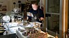 Andreas Anker Hansen gjør klar buffeten under et av flere julebord han har arrangert i førjulstida. I år velger han å bruke selve julekvelden på å invitere dem som trenger det aller mest.