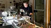 Andreas Anker Hansen gjør klar buffeten under et av flere julebord han har arrangert i førjulstida. I år velger han å bruke selve julekvelden på å invitere dem som trenger det aller mest.