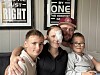 Familien samlet hjemme i stua: Patrick Nickolay Sørensen, Elisabeth Hildsdatter Thomassen, Helge-Kristoffer Wang og lille Romio Wang.