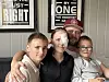 Familien samlet hjemme i stua: Patrick Nickolay Sørensen, Elisabeth Hildsdatter Thomassen, Helge-Kristoffer Wang og lille Romio Wang.