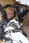 Johannes Bergvik så litt skeptisk ut før flyturen, men smilte som ei sol etter landing. Andreas Gatare Øvergård
