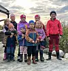 Spente barn før de får overrekt premie for naturbingoen. Foran fra venstre Luis A. Dolmen, Oleh og Henning Eiternes og Ada Finseth Andre rekke: Othelie Eiternes, Helle, Anna og Hedda Finseth Og Celina Eiternes.