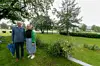 Leder for kultur og frivillighet i Nærøysund kommune Stine Barstad Holm viste Kjell Hødnebø fra Schübelers hager prestegårdshagen på Kolvereid og han mener at den har et stort potensial.