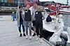 Foran: Havnevertene Julie Larsen og Amalie Øyahals, bak står sekretær Tone Ingebrigtsen og nestleder Klas Arve Larsen fra Rørvik båtforening. Her foran seilbåten 'Lise' fra Son.