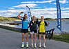 Kristine Sverdrup løp «Dalen rundt» på Abelvær, og kom på pallen mellom tvillingene Jenny (i midten, på 1.plass) og Lisa (til høyre, 3.plass) Storsul. Her var det en spontan-påmelding kvelden før, kun fordi hun syntes det er morsomt å løpe og bli heia på.