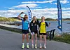 Kristine Sverdrup løp «Dalen rundt» på Abelvær, og kom på pallen mellom tvillingene Jenny (i midten, på 1.plass) og Lisa (til høyre, 3.plass) Storsul. Her var det en spontan-påmelding kvelden før, kun fordi hun syntes det er morsomt å løpe og bli heia på.