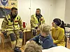 Brannvesenet snakker med barna om brannvern.