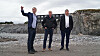 Terje Settenøy og Brynjar Karlsen viser Bengt Rune Strifeldt Nærøysund Aquaservice sin nye tomt hvor produksjonshallen skal opp.