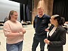 Ordfører Amund Hellsø sammen med påtroppende leder i ungdomsrådet Ingrid Williksen og avtroppende leder Victoria Finnvik.