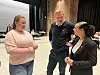 Ordfører Amund Hellsø sammen med påtroppende leder i ungdomsrådet Ingrid Williksen og avtroppende leder Victoria Finnvik.