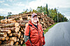 Birger Aarmo foran hogst som er klar for transport.