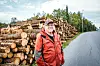 Birger Aarmo foran hogst som er klar for transport.