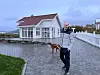 Jørn Otto Røed og familiens hund trives på Risværet.