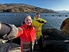Med kjeledress og arbeidsklær fikk Vilde og Mia kjenne på livet som havbrukere i Irland.