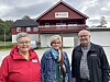 Kari Strøm fra Røde Kors i Nærøysund (t.v.), Kristin Finnestrand fra Mental Helse Ytre Namdal og Halvor Prestvik, leder for Mental Helse Ytre Namdal, foran Røde Kors-huset i Kolvereid der foredraget skal holdes.