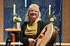 Med smil og bidrag både på tromme og på sang tok Ann Kristin Avdem Grande farvel med prestegjerningen i Nærøysund.