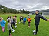 Jøssang Kerchapoui instruerer 1. og 2. klassinger.
