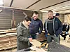 Britt Helstad og Frode Næsvold signerer båtbordet etter oppdrag fra Bjørn Vatnan.