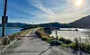 Flytebryggen til Landskjæret Småbåtforening ligger innenfor sperringen som grunneieren har satt opp.