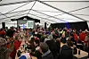 Det ligger an til ny fotballfest når Norge møter Brasil søndag kveld. Bildet er fra VM-visningen på Kolvereid torg tidligere i mesterskapet, da mange samlet seg for å følge landslaget.