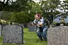 En ny sten blir avfotografert og bildet legges siden inn i gravminneregisteret. Dermed er graven søkbar i mange år fremover.
