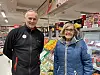 Anders Fjær med tidligere butikkdame Bjørg Kjeøy Laugen.
