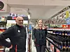 Anders Fjær og butikkmedarbeider Elise Voie Strand.