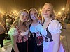 De fleste hadde kledd seg opp i flotte drakter. Her er Renate Angelo, Malin Heimsvik Svarva og Line Zielinski.